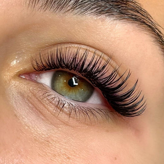 Extensiones de pestañas recién aplicadas en Studio Catalina Miami